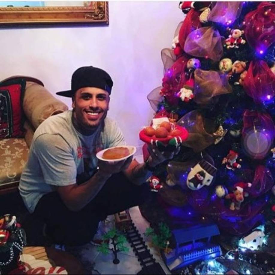 El colombiano Nicky Jam con su árbol de Navidad.