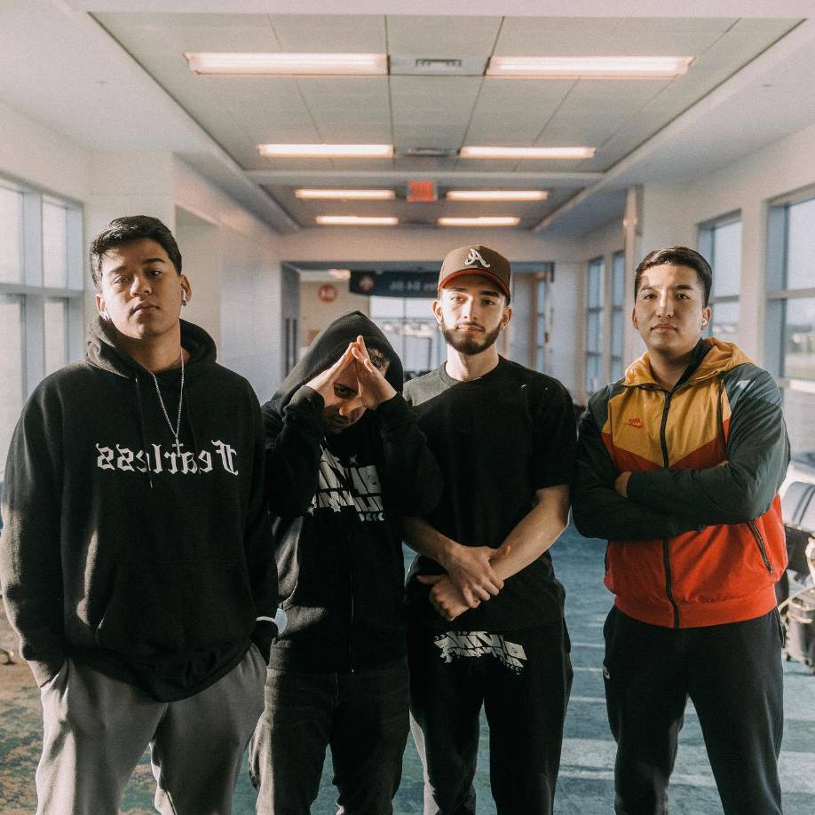 El éxito no los ha relajado. Las nominaciones llegaron mientras trabajaban en su nuevo sencillo “La fresa”, con el artista emergente Gabito Ballesteros. Este tema está dedicado “a las mujeres independientes que, aunque estudian, también disfrutan de las fiestas y les gusta ser el centro de atención”, describió Tovar. “Pocas veces se canta de esta forma a las mujeres (en el regional mexicano). Pero la canción es para ellas y también para aquellos hombres que se sienten empoderados”, aclaró el vocalista.