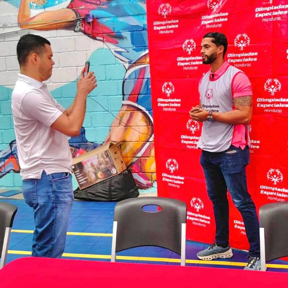 Ejemplar. Nelson Muñoz, defensa de los Potros del Olancho FC, participó en su tiempo libre como voluntario en el festival de atleta joven, organizado por Olimpiadas Especiales Honduras, con la participación de niños con capacidades especiales del Juana Lecrerc, CIRE, entre otros.