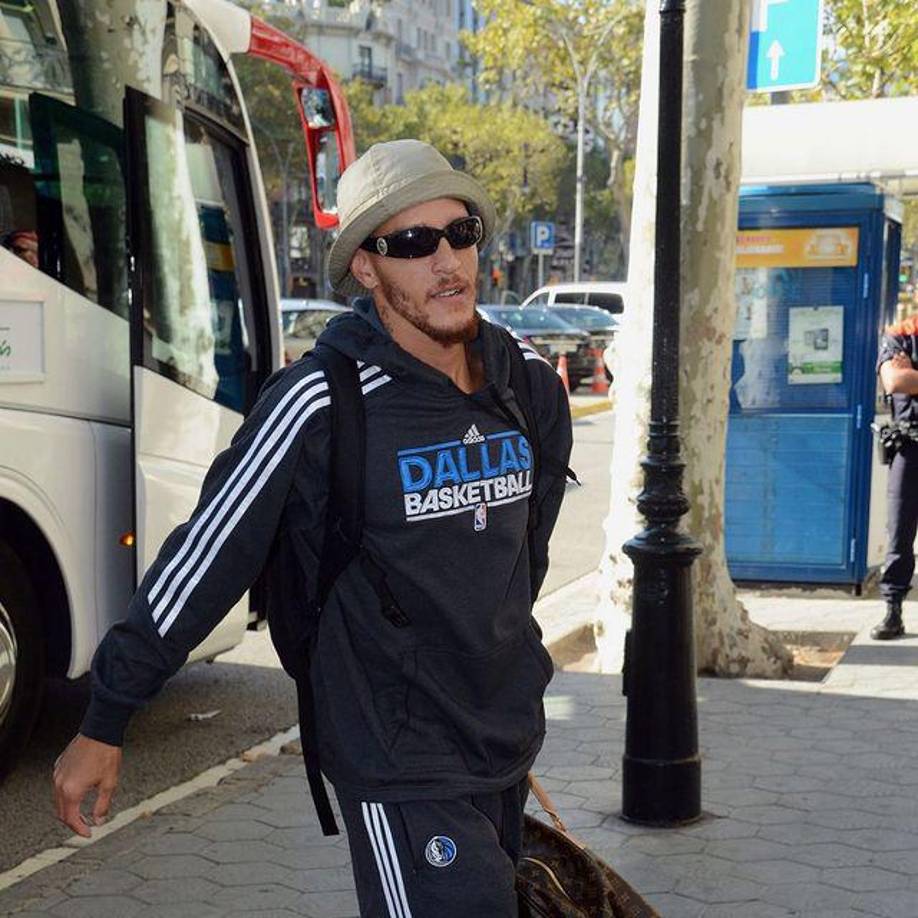 En 2009, las autoridades lo detuvieron por hacer “maniobras peligrosas” con su moto y tras encontrar varias armas en una bolsa fue acusado de ocho cargos y le dieron ocho meses de detención domiciliaria.