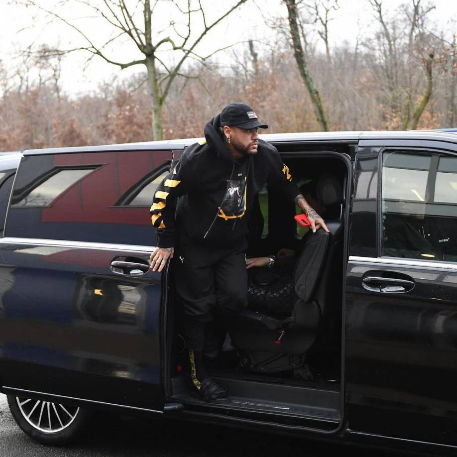 Neymar pasa sus días en Brasil mientras atraviesa su primera etapa de recuperación tras ser operado del tobillo derecho.