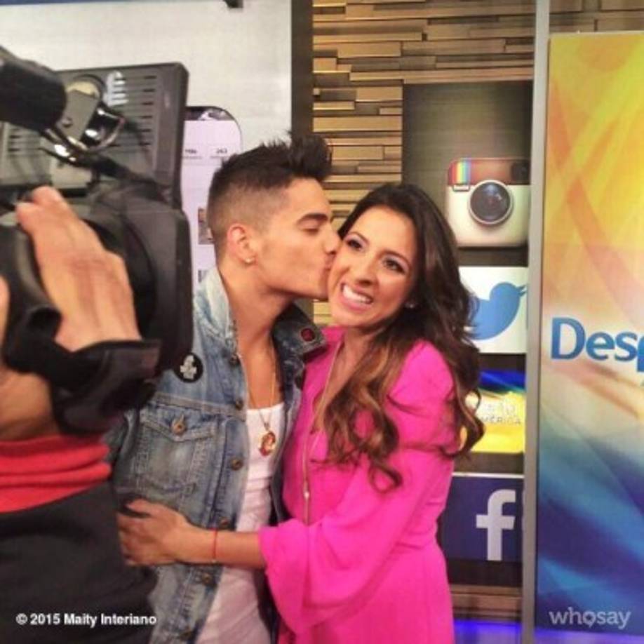 Maluma besa a Maity Interiano.