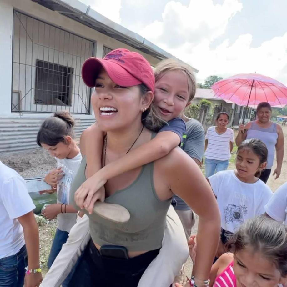 “Llega una influencer Colombiana a Honduras para construir una escuela conmigo. Lauxelmundo es una YouTuber quien está viajando de país a país con el propósito de conocer y mostrarnos cada rincón del mundo”, escribió Shin Fujiyama.