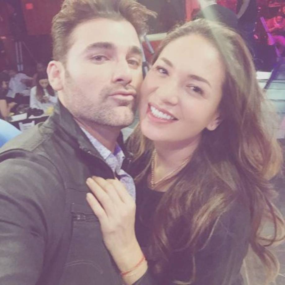 Mauricio Mejía junto a Yolanda Andrade, una actriz y presentadora abiertamente lesbiana.