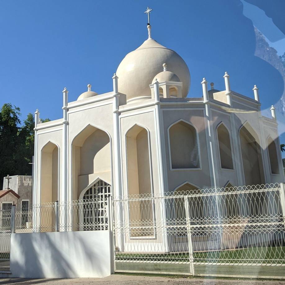 El escritor Diego Osorno, autor de “El cartel de Sinaloa”, afirma que este cementerio es sólo una muestra de la cultura del narcotráfico en territorio mexicano. Además asegura que en estas tumbas reflejan su punto de vista de la vida y de la muerte. 
