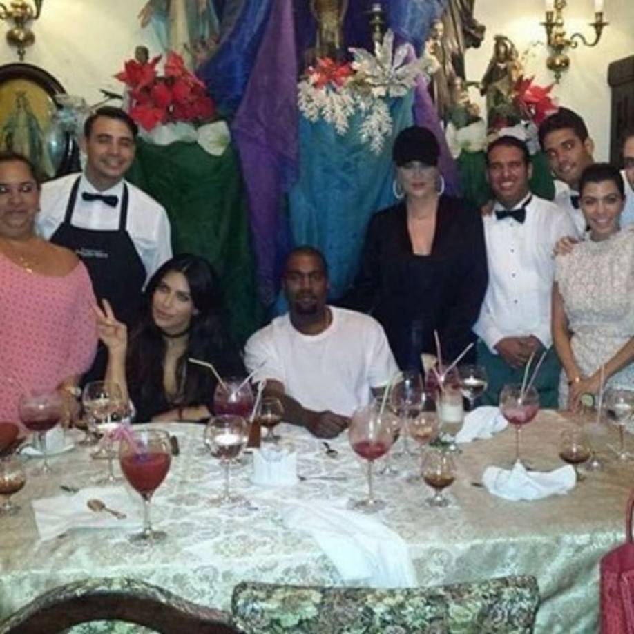 La familia compartió en un restaurante cubano.