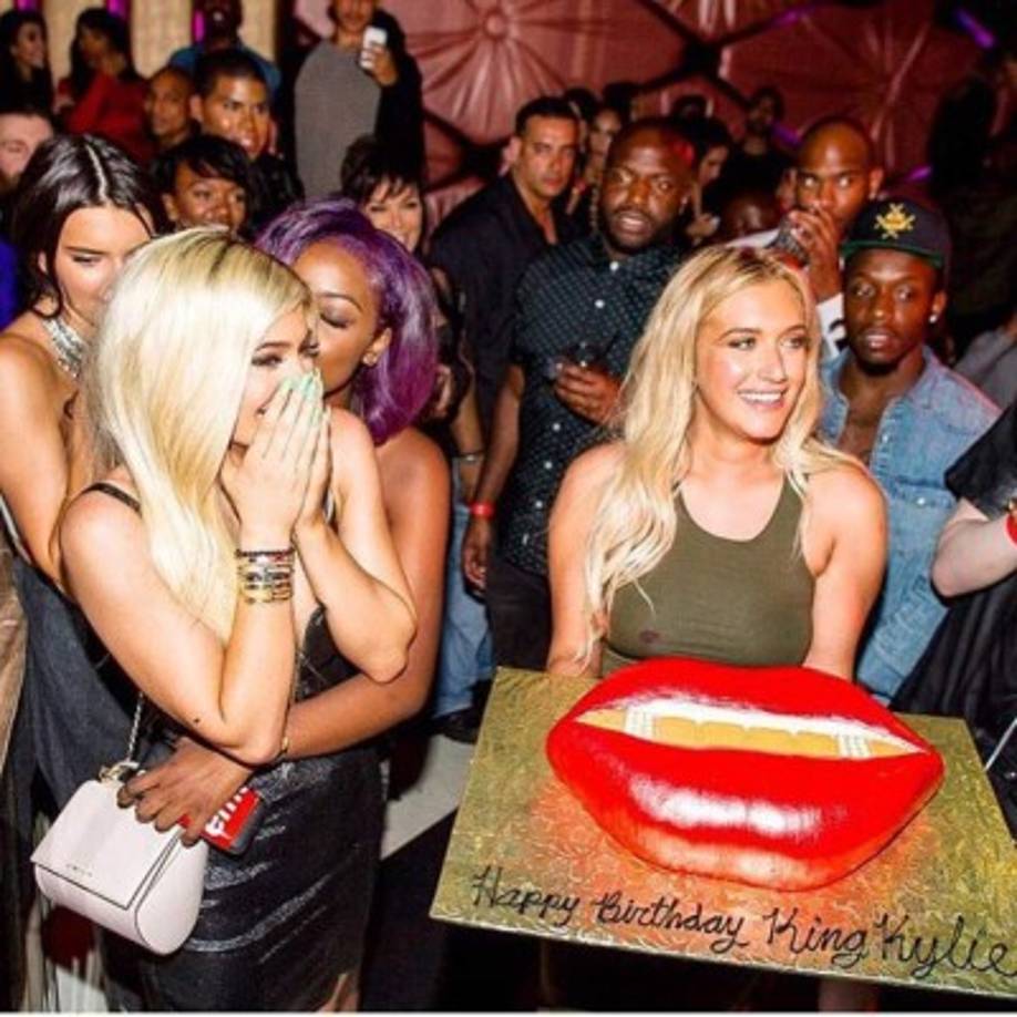 Kylie Jenner con su rico pastel de cumpleaños.