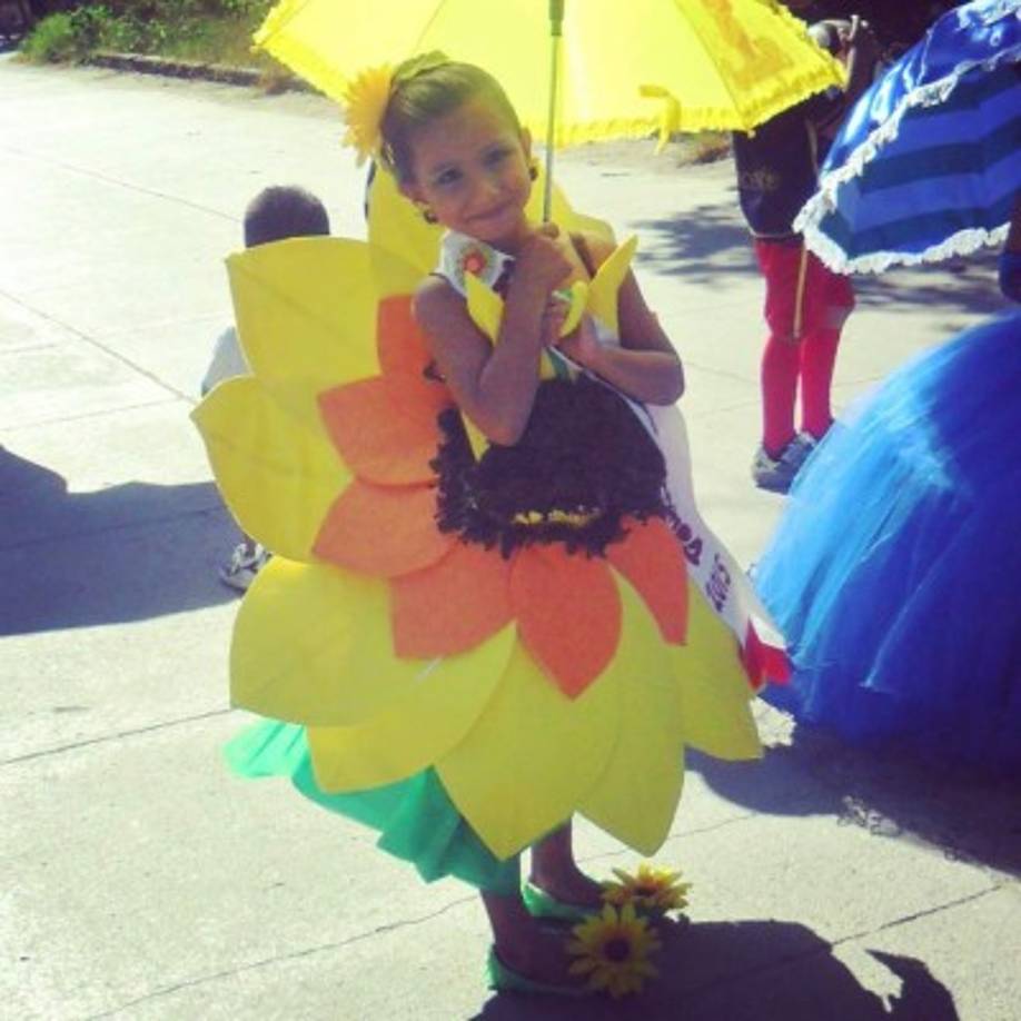 Laritza Flores: 'Mi reina hermosa en su primer desfile, mi orgullo'.