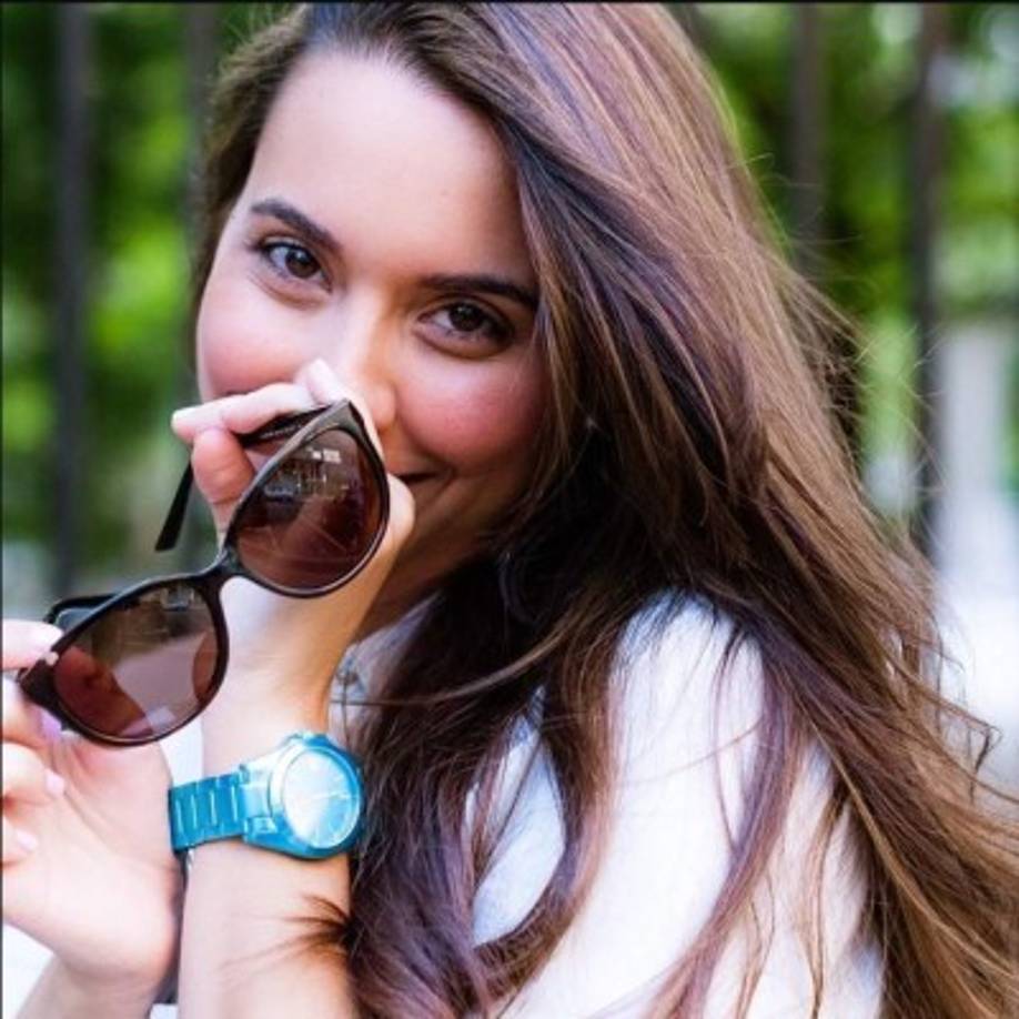 Debido a la poca diferencia de edad que existe entre ambos, Gil y Nicolle son muy amigos. 'El hecho de ser tan contemporáneos de edades hace que también la relación sea como más de amistad', dijo Julián Gil en una entrevista.