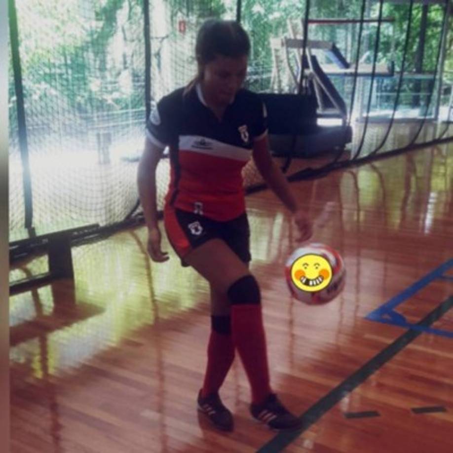 Como a todo buen albañil, a Mayra Barbosa también le apasiona el fútbol.