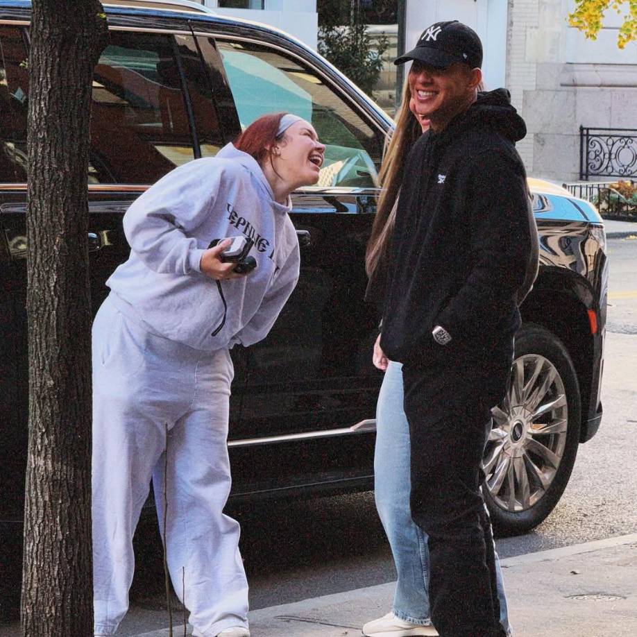 “Estábamos en Nueva York y papi mi regalo mi primera <i>@rimowa</i>. <i>I’m sorry</i> [Lo lamento] estoy culeca... esto lleva en mi <i>checklist </i>como casi 2 años”, escribió la<i> influencer</i> junto a la grabación en la que detalló su regalo a todos sus <i>followers</i>. 