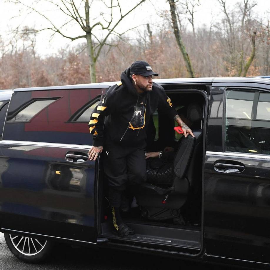 Neymar ha pedido una furgoneta Mercedes que debería estar preparada, bien para él mismo, o bien para su familia y amigos (a este respecto, recordemos que en su estancia en Barcelona llamó mucho la atención la presencia de sus famosos ‘toiss’).