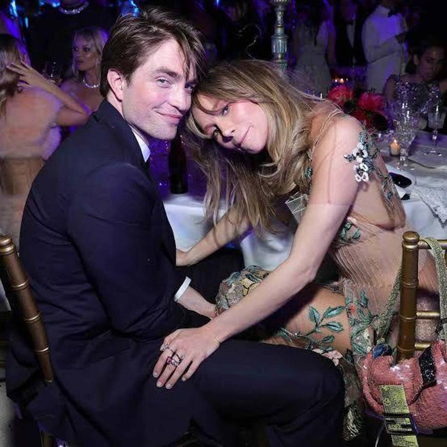 Aparentemente, se conocieron por amigos en común y que el flechazo surgió porque comparten intereses similares, como el amor por la música y “son personas realmente geniales, agradables, divertidas y bastante normales“, dijo una fuente cercana a la revista.