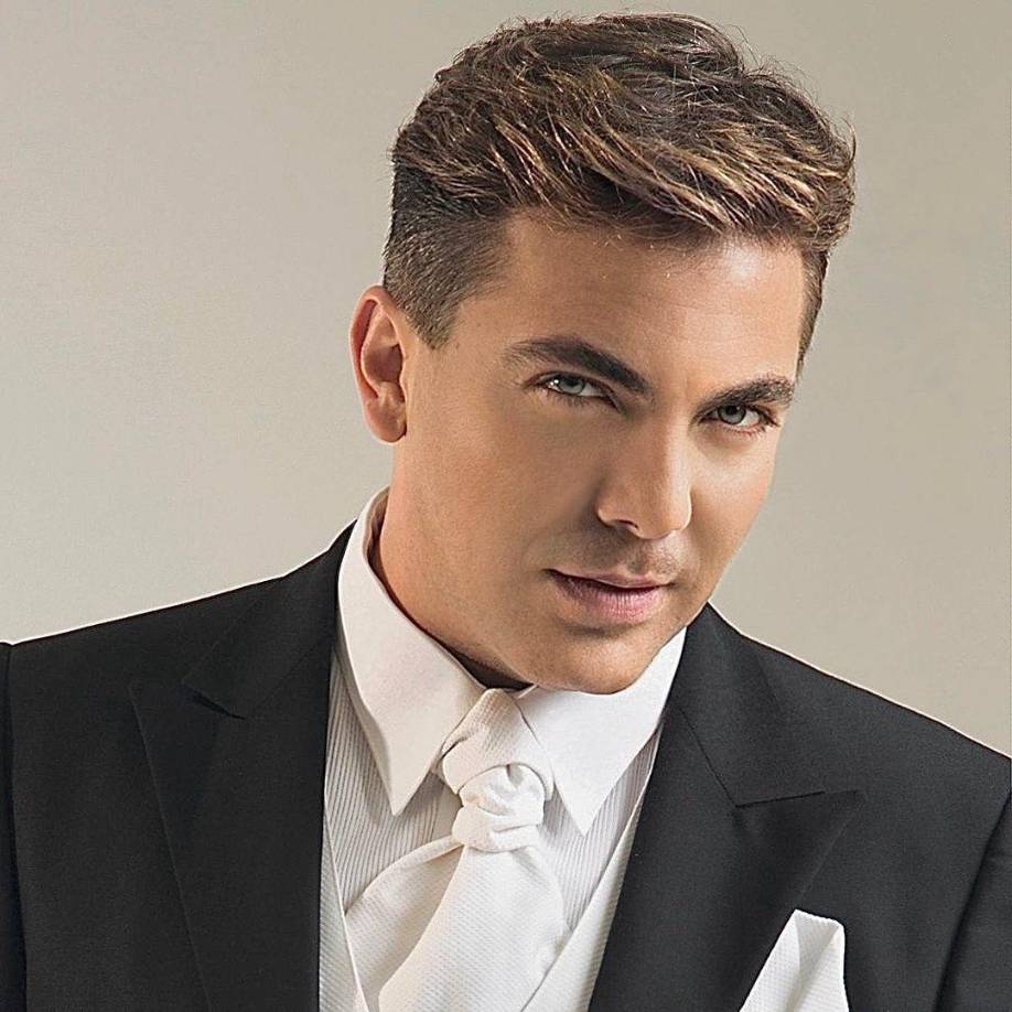 En medio de la conversación en su departamento cuenta que está haciendo su primer álbum en inglés. “Me puse como propósito que sea el disco más triste de la historia”, dice. Cristian es otro: canta en un susurro apagado, con la falta de entusiasmo de alguien completamente vejado por la vida. El hombre es una caja de sorpresas: no contento sólo con ser melódico y metalero, también es dark y deprimente.