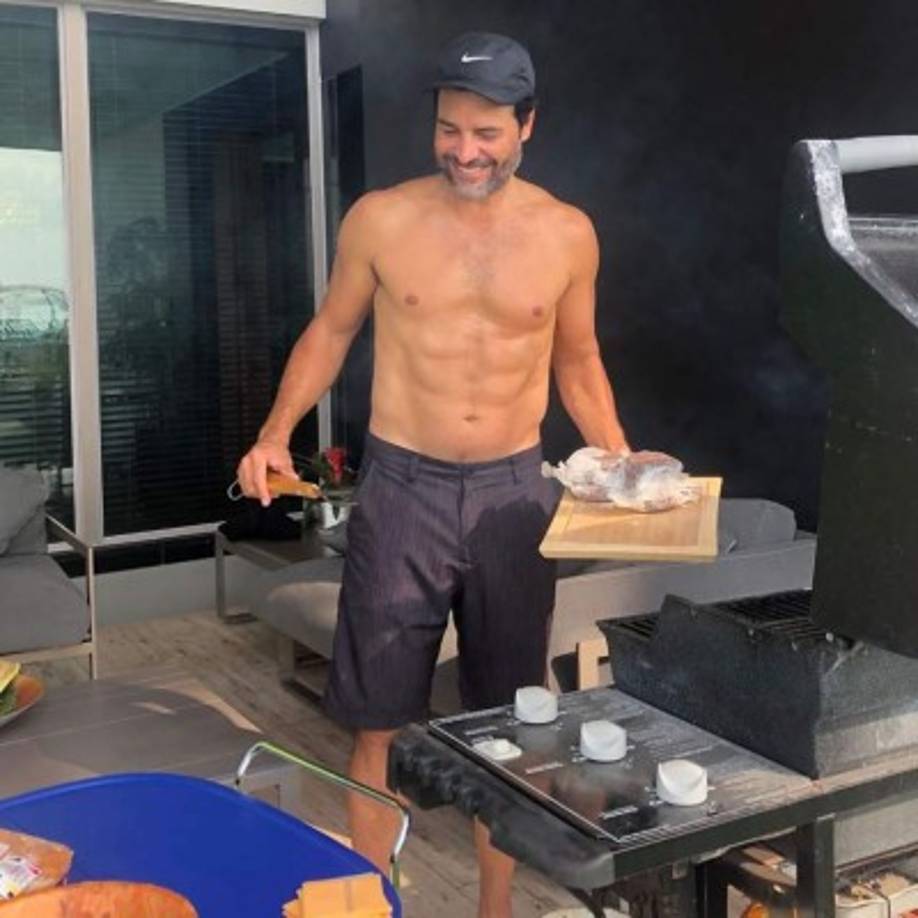 Hablando de latinos guapos, <a href='https://www.laprensa.hn/fotogalerias/farandula/1373988-411/chayanne-roba-suspiros-fotos-abdomen-de-acero' style='color:red;text-decoration:underline' target='_blank'>Chayanne, de 51 años, fue sensación en redes </a>el pasado fin de semana al subir una foto casual mientras preparaba un asado para su familia.