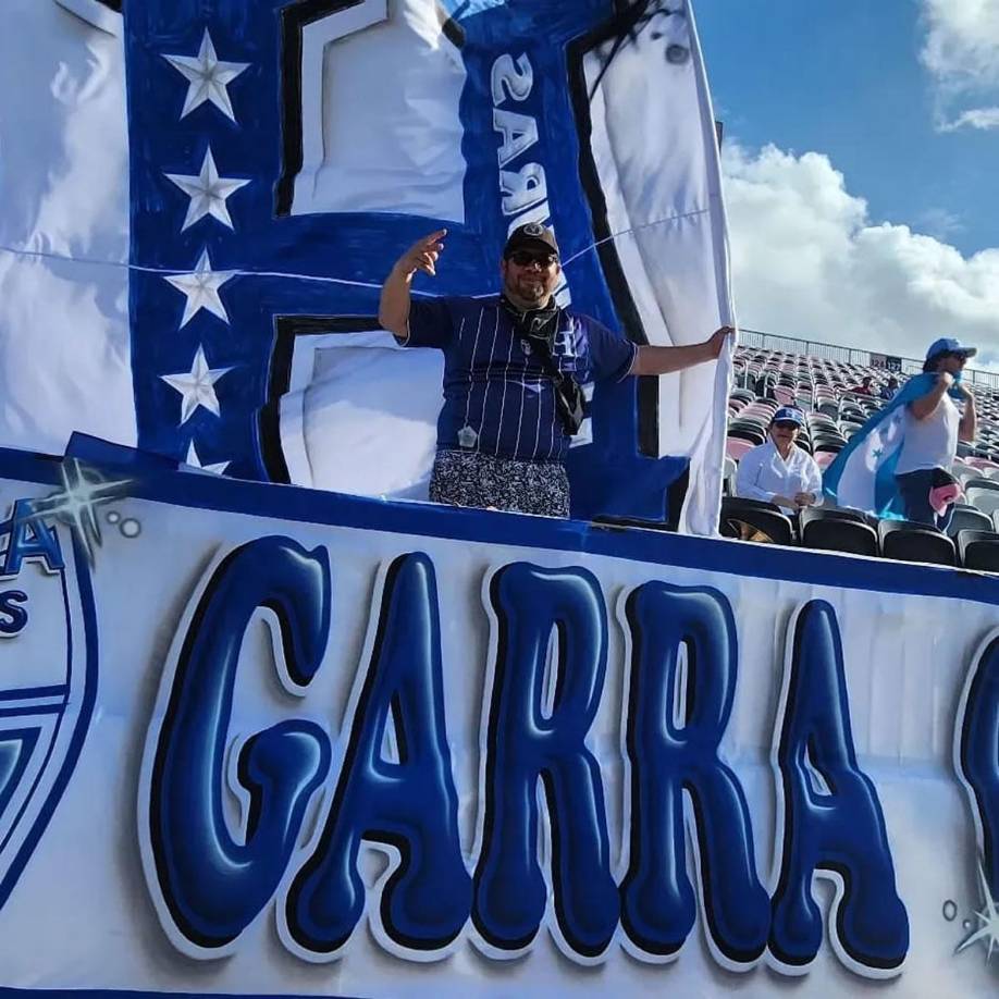 La garra catracha llegó desde tempranas horas al estadio Olímpico Félix Sánchez de Santo Domingo.
