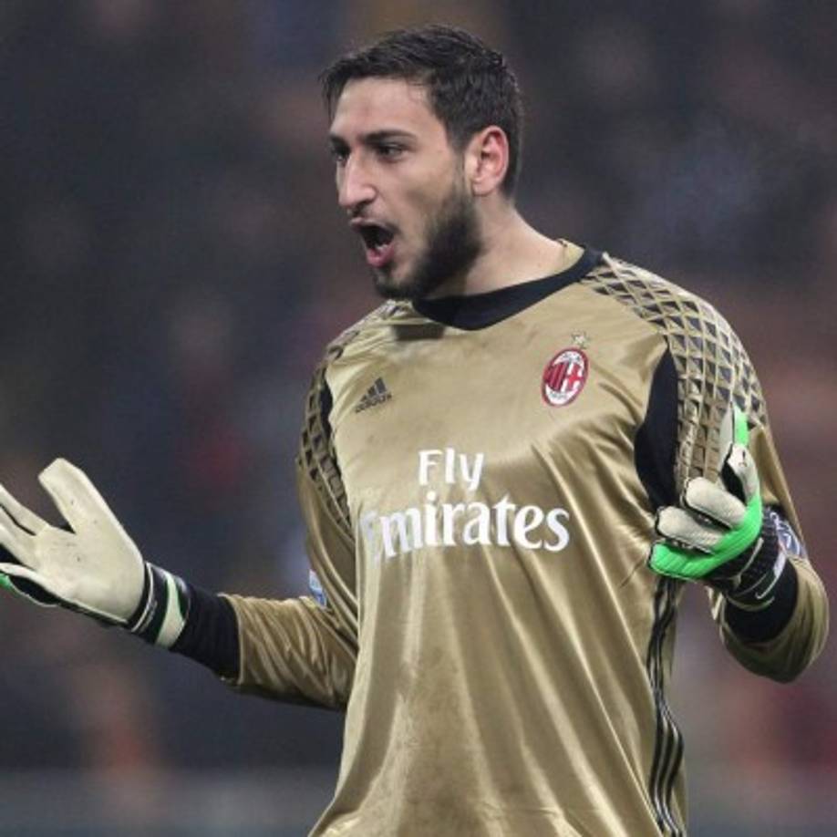 El portero italiano Gianluigi Donnarumma ha sido ofrecido al Real Madrid en diferentes momentos de la temporada que está a punto de terminar. El joven talento de 18 años se ha convertido en una de las sensaciones del presente ejercicio. Titular con el Milán en el último año y medio, los grandes de Europa siguen sus pasos y la Gazzetta dello Sport afirma hoy que tras su negativa a renovar está la presencia del equipo madridista.