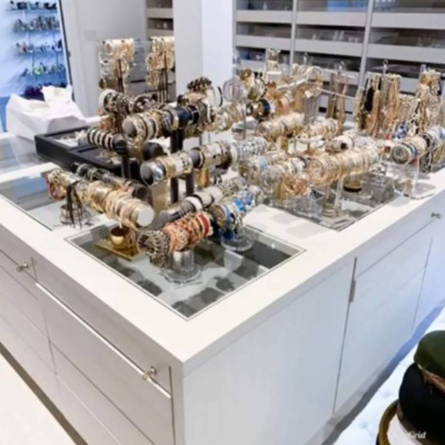 Cuenta además, con una toda un área para colocar todas sus joyas que forman parte también de su colección.