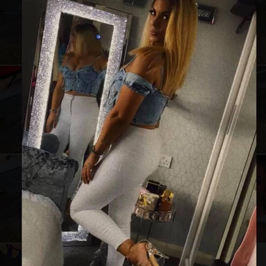 Ante esta situación, y en un intento desesperado por salvarlo, los rescatistas trasladaron el cuerpo de Emma a un hospital cercano, donde los médicos realizaron una cesárea de emergencia para extraer al pequeño, quien milagrosamente logró sobrevivir,