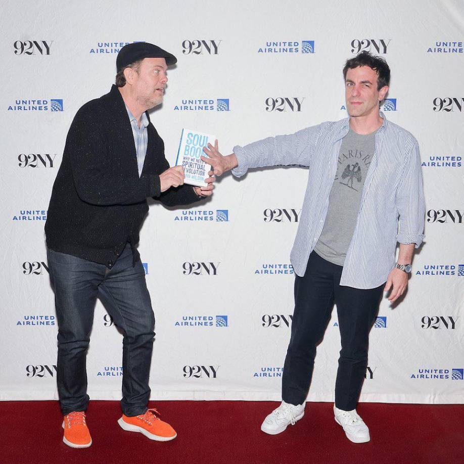 Su irrupción definitiva en la televisión llegó con <i><b>The Office</b></i>, donde interpretó a <b>Dwight Schrute</b> durante los <b>ocho años que duró la serie</b>, entre 2005 y 2013. Su peculiar personaje, <b>un vendedor de papel ambicioso y excéntrico</b>, le valió múltiples nominaciones a los prestigiosos premios Emmy y Screen Actors Guild, consolidando su reputación como un actor de notable talento cómico.