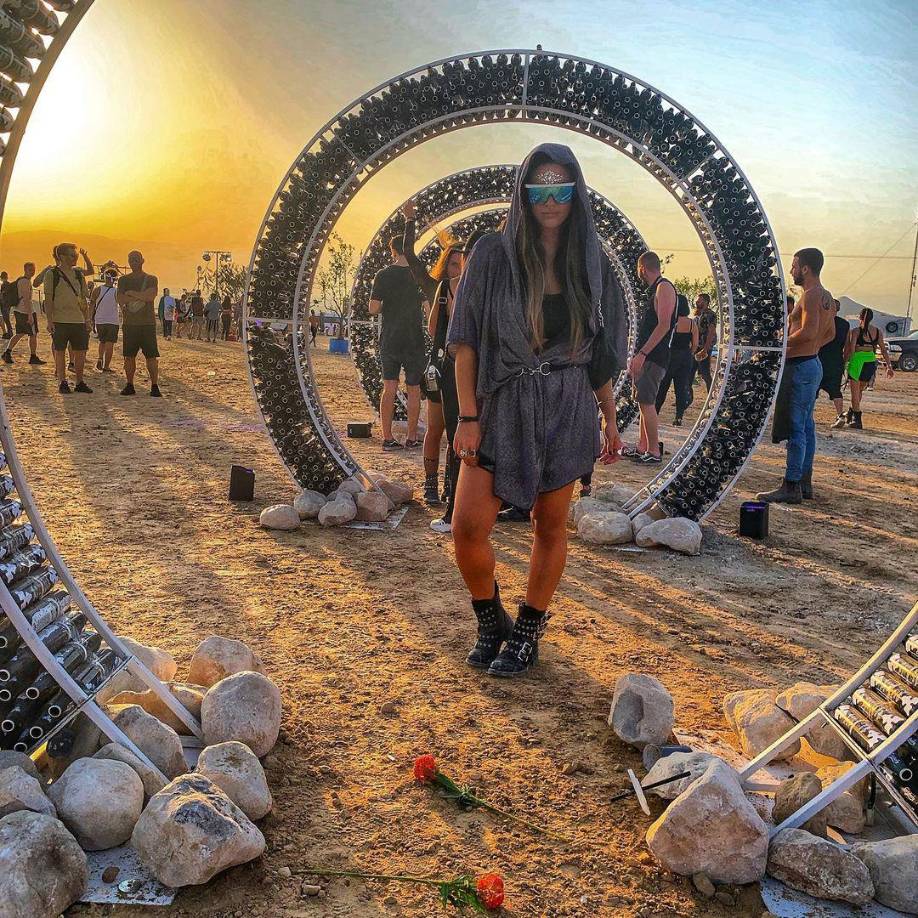 La madrugada del sábado, mientras unos 3,000 jóvenes israelíes bailaban al ritmo de música electrónica en un festival en el desierto, cuando milicianos de Hamás llegados desde Gaza irrumpieron armados hasta los dientes, masacraron a 260 personas y secuestraron a varios más, en el que es el episodio más sangriento de esta nueva guerra.