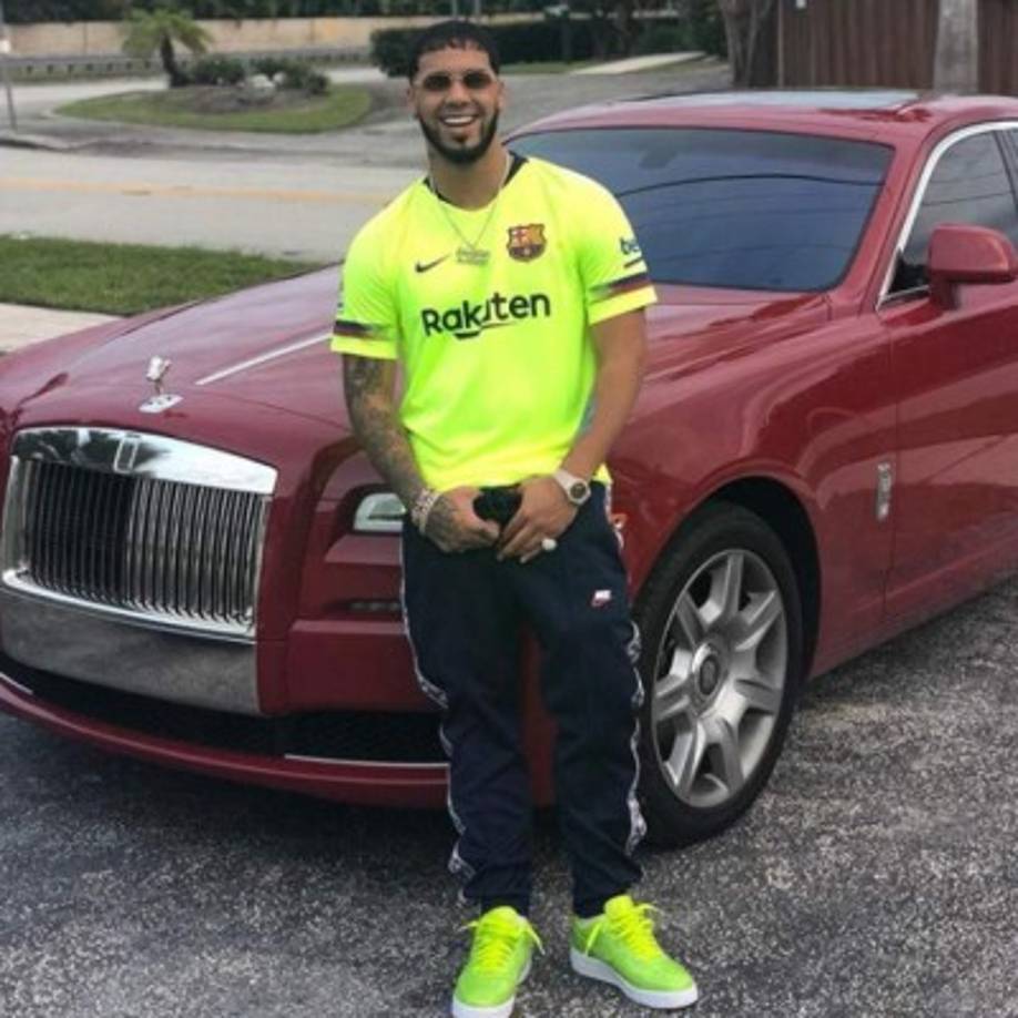 Esta no es la primera vez que el reguetonero muestra lo que posee.