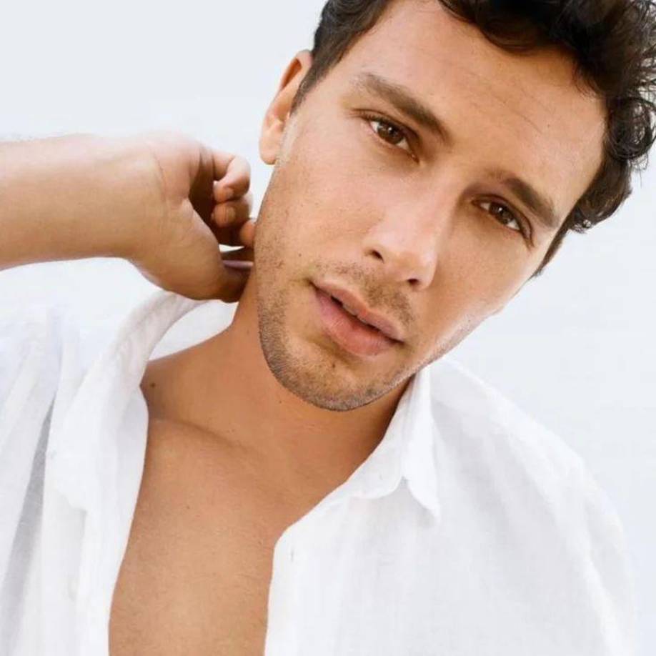 El actor Cooper Koch abrazó a los verdaderos hermanos Menéndez durante una visita a prisión con Kim Kardashian y dijo que merecen un nuevo juicio y que son “personas honradas”