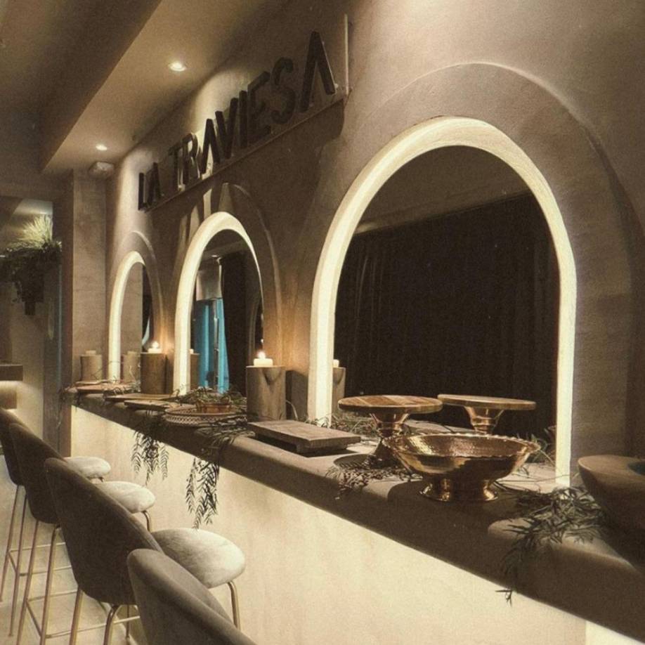 Es un lugar confortable en cuestión de diseño y decoración, pero poco discreto. Aquí es el lugar en donde Piqué comenzó su aventura con su nueva novia a espaldas de Shakira.