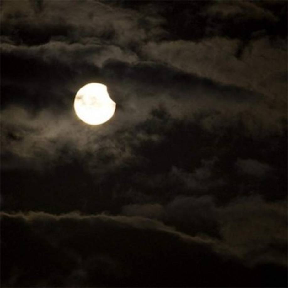 En las redes sociales como Twitter y Facebook, los usuarios postearon sus mejores fotos del eclipse solar.