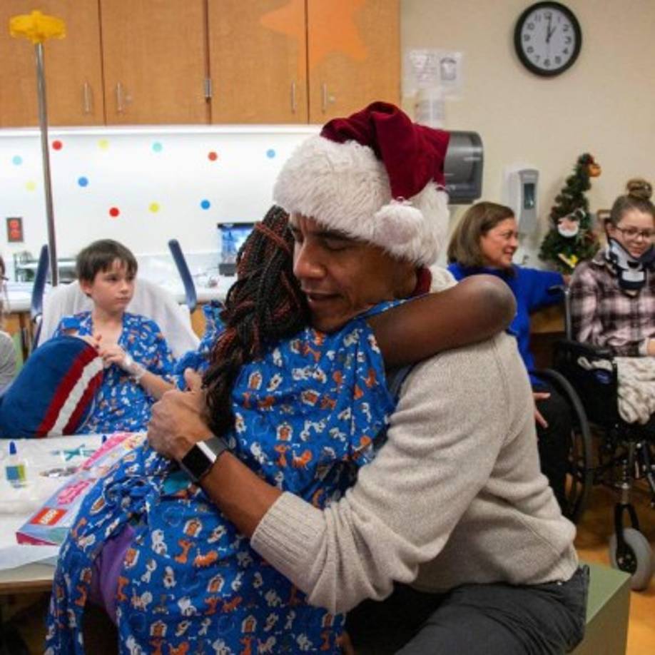 El centro médico agradeció al expresidente y dijo que los pequeños habían pasado un día brillante.