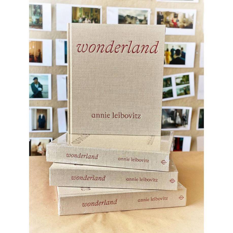 “WONDERLAND” de Annie Leibovitz. La fotógrafa estadounidense reúne en un volumen sus trabajos más impactantes de moda. El mítico editorial de “Alicia en el País de las Maravillas”, que hizo para Vogue, funciona como punto de partida de uno de los trabajos más peculiares de esta fotógrafa, que ha dedicado gran parte de su carrera a trabajar para revistas de moda, pero, contra todo pronóstico, no se considera una fotógrafa de moda. (Phaidon, 2021)