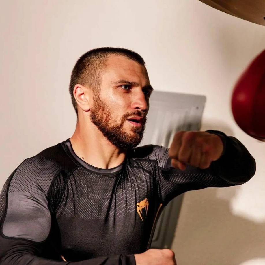  “Se ha formado y armado el Batallón de Defensa Territorial Belgorod-Dniéster. El boxeador Vasyl Lomachenko está en la defensa”, detallaron.