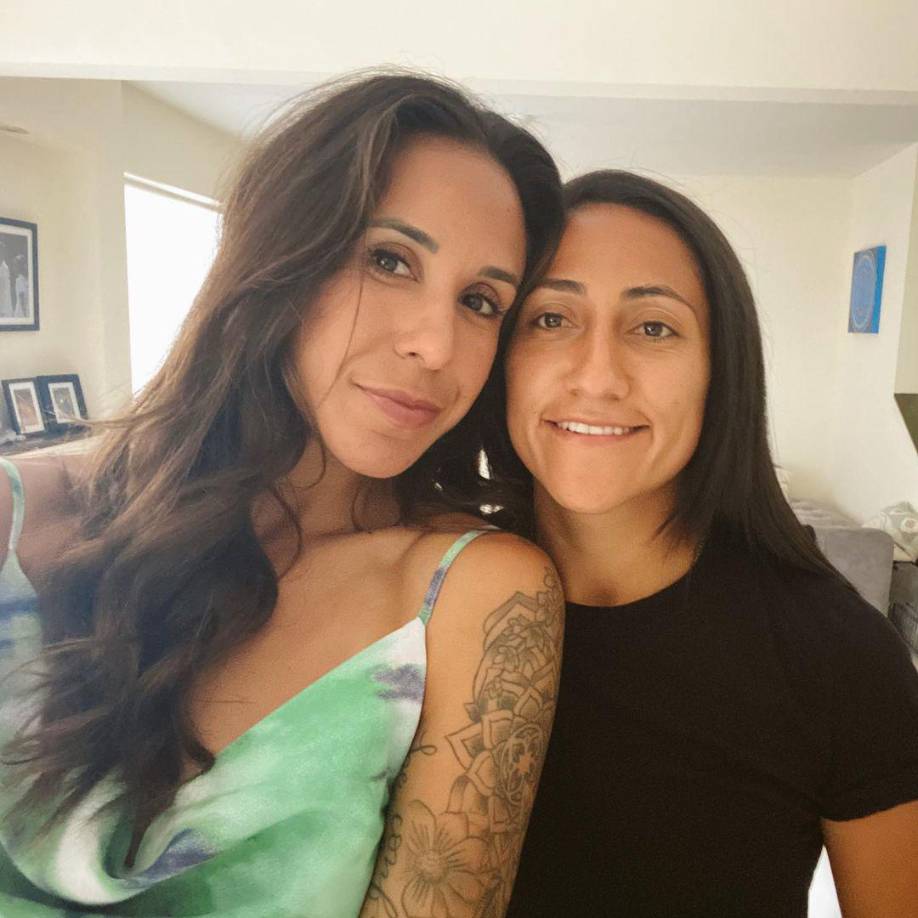 A través de redes sociales, la pareja hizo el anuncio que fue recibido con muestras de cariño por parte muchas personalidades del medio futbolístico y de sus fans