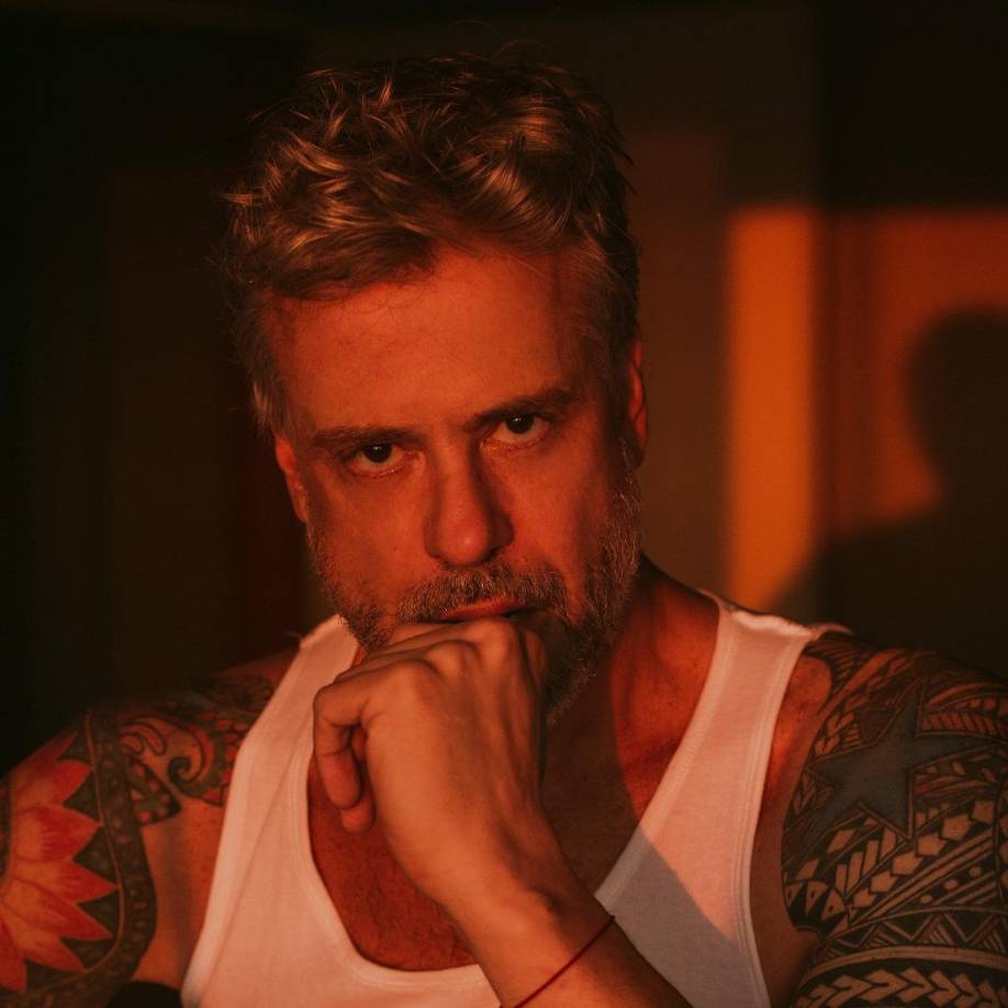 Vida amorosa: En 1997 se casó con Viviana Monge Valle Riestra, una relación de la que nació en 1998 su hija Aíssa. 