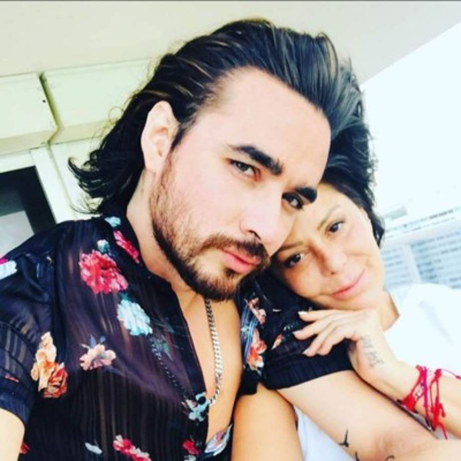 Sus ojos lucen más achinados y sus labios mucho más hinchados.<br/>