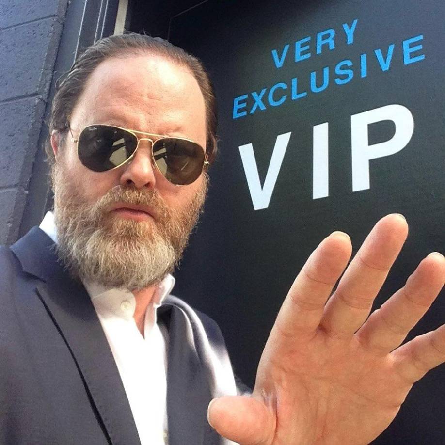 Nacido en Seattle el 20 de enero de 1966, <b>Rainn Wilson</b> proviene de una familia vinculada al mundo del entretenimiento. Tras graduarse en drama en la Universidad de Washington, se trasladó a Nueva York con el firme propósito de impulsar su carrera actoral, un camino que eventualmente lo conduciría al estrellato televisivo.