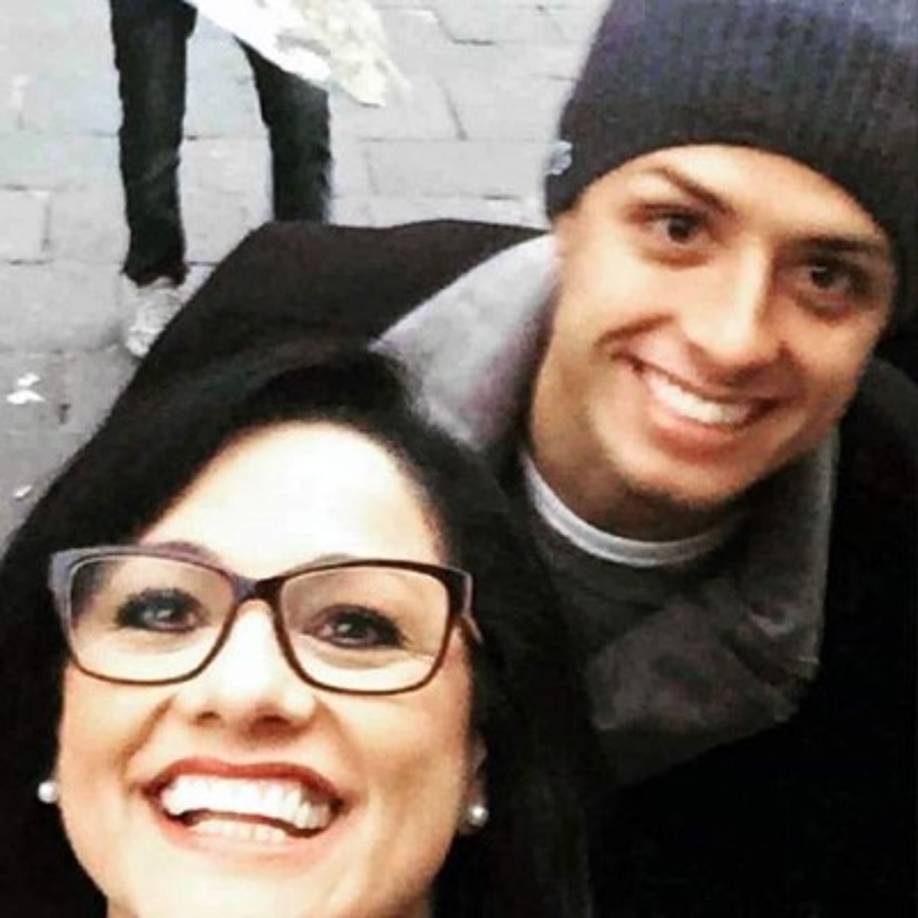 Javier Hernández - El 'Chicharito' es un futbolista muy apegado a su familia. Describe a su madre Silvia Balcázar como 'la mujer más espectacular, fuerte, bondadosa, inteligente, atenta y, lo mejor de todo, la mejor madre de este mundo'.