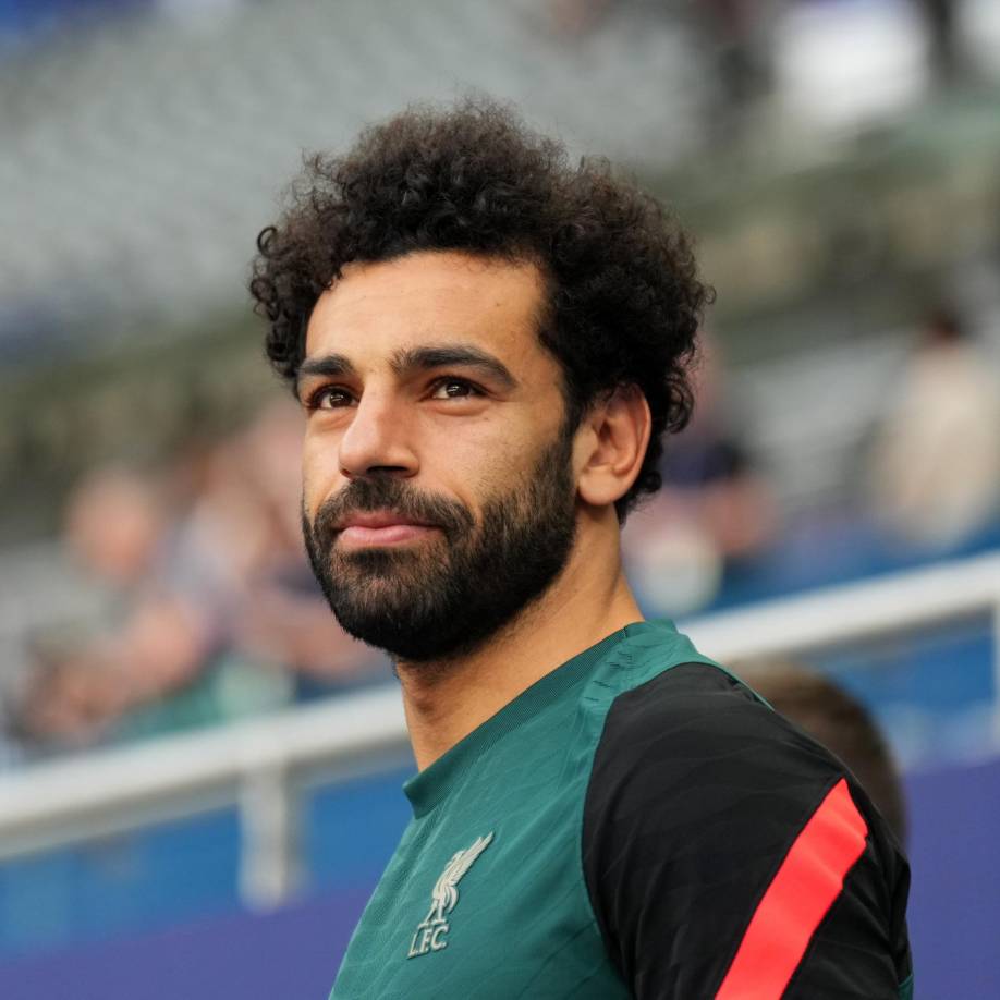 Mohamed Salah observando el Stade de France, donde buscará su revancha contra el Real Madrid.