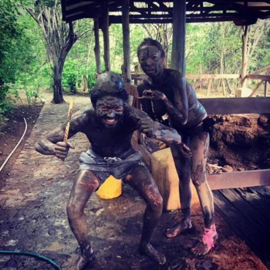 La actriz aparece en una de las imágenes en un bikini negro dándose un terapéutico baño de lodo en tierras volcánicas.