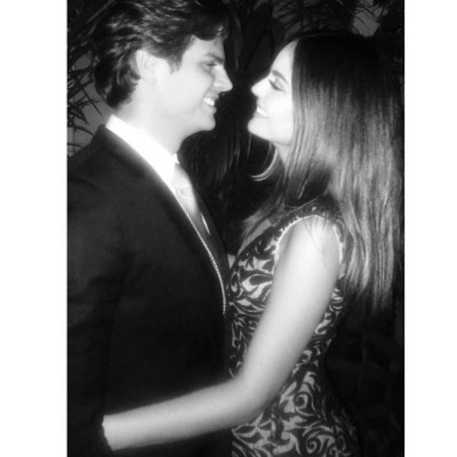 El sábado, la modelo y actriz de 28 años dio la noticia a través de su cuenta de Instagram, donde compartió una imagen en la que aparece con el afortunado y luce el anillo de compromiso.