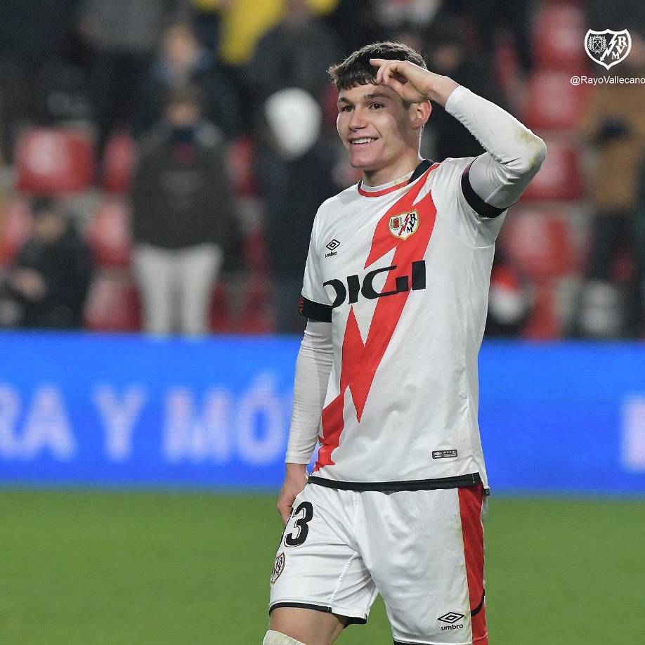 El Real Madrid se ha planteado realizar el fichaje de Fran García, futbolista del Rayo Vallecano, pero esta operación sería posible si el lateral francés Ferland Mendy, cruza la puerta de salida. El club mantiene su plena confianza en el jugador galo, pero no descarta traspasarle si llega una buena oferta.