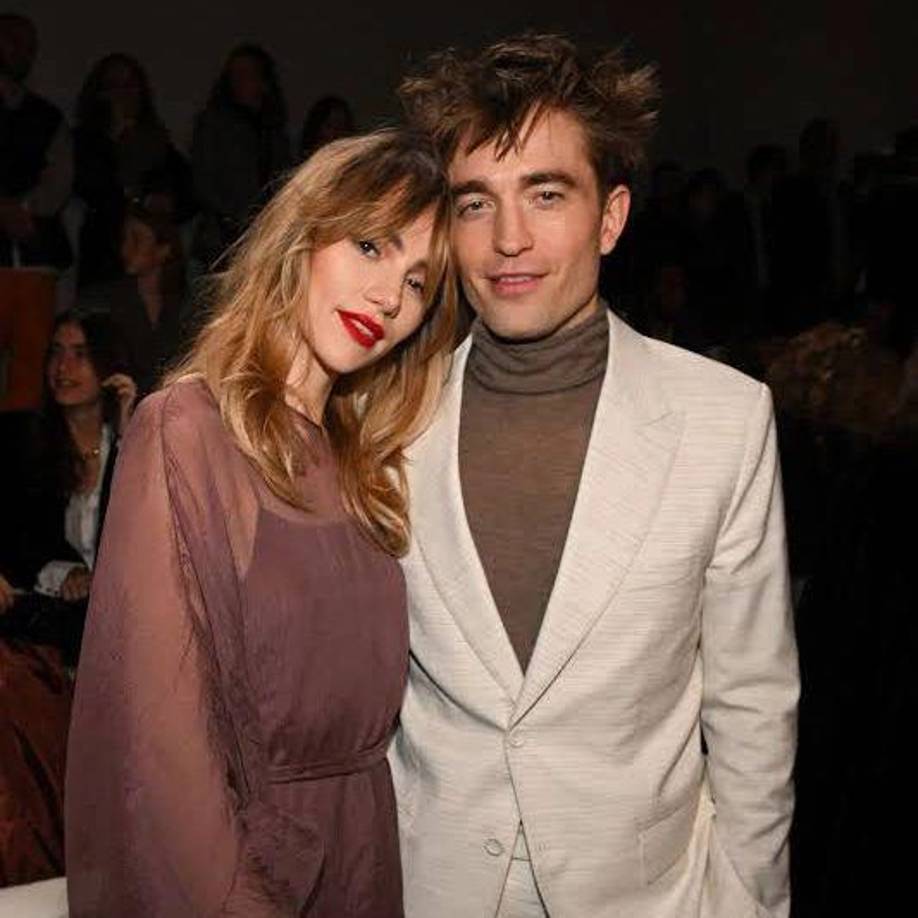  La pareja fue captada por un paparazzi besándose en las calles de Londres, luego de haber visto juntos la película Mamma Mia! Here We Go Again en el Electric Cinema en Notting Hill. Una fuente le reveló a Us Weekly en julio de 2018 que el romance había comenzado varios meses antes. Pero a pesar de las fotos juntos no confirmaron el romance hasta años después.