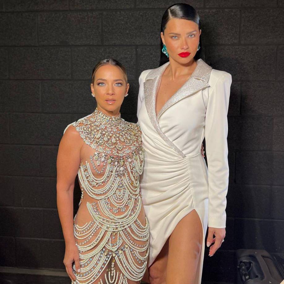 Aquí junto a otra de las juezas de la noche, la modelo brasileña Adriana Lima.