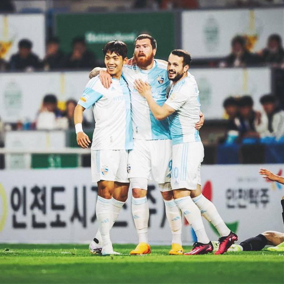 Su cuerpo robusto, le ha diferenciado de muchos de los futbolistas profesionales que participan en el torneo. Eso sí, por otro lado, otros hinchas le han mostrado su más absoluta admiración. Le comparan con personajes de la serie ‘Vikingos’. 