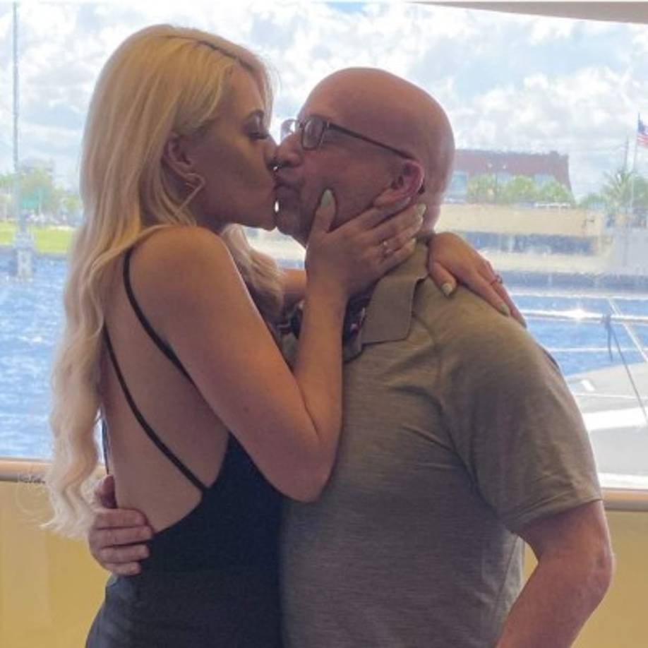 Debbie Bertrand ha conducido programas como 'Chekeleque', 'Fantástico Infantil' y Las pícaras'. De igual manera, ha tenido participaciones especiales en producciones de Telemundo como 'Eva, la trailera' y 'La Fan'.