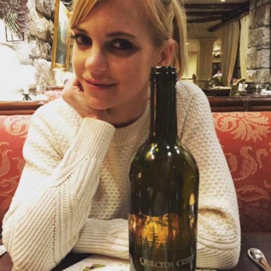 Chris: 'Siempre quisimos probar Quilceda Creek cabernet. Un vino con puntaje 99-100. El viñedo está a 20 minutos de dónde crecimos. Bueno yo no se nada de vinos pero DIOS MIO esta mujer se ve hermosa y el vino también sabe bien. Gracias por tanto'.
