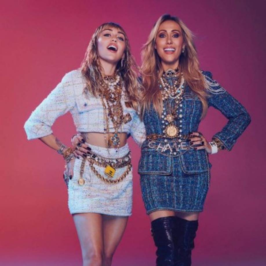 Miliey Cyrus agradeció a su madre, Tish Cyrus, por ser '¡La mamá más solidaria de todas! Siempre me dijiste que lo lograría, ¡así que lo hice! ¡Estaré muy agradecida por ti siempre! ¡Te amo!'.