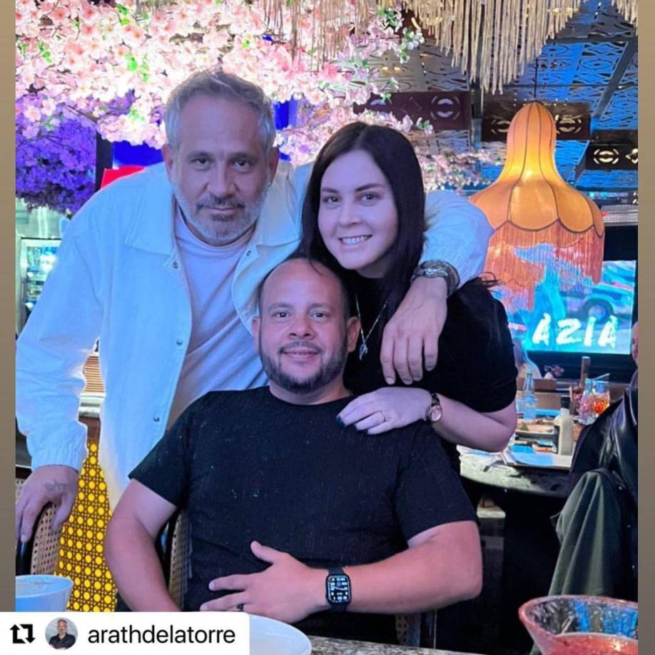 <b>Armando y Patricia Villanueva. </b>Arath también tiene dos medios hermanos que nacieron de un matrimonio posterior de su mamá. A diferencia de la relación compleja que mantiene con Ulises, Arath tiene una buena conexión con sus medios hermanos. Uno de sus hermanos y a quien Arath nombró en el reality show, Armando Villanueva, se ha desempeñado como abogado. Aunque Armando no está involucrado en el medio artístico, en ocasiones el famoso comparte fotos junto a él.