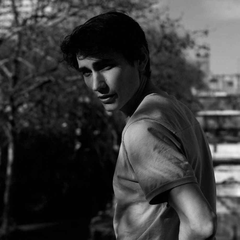 Pero a los 15 años su camino estaba claro.Además de actor, no había “otra opción”: “Tenía claro que esto era todo, que no había otra opción. Postulé a la escuela de teatro en Uruguay y entré. Y mis padres me preguntaron cuál era el plan B, pero no había ninguno”. 