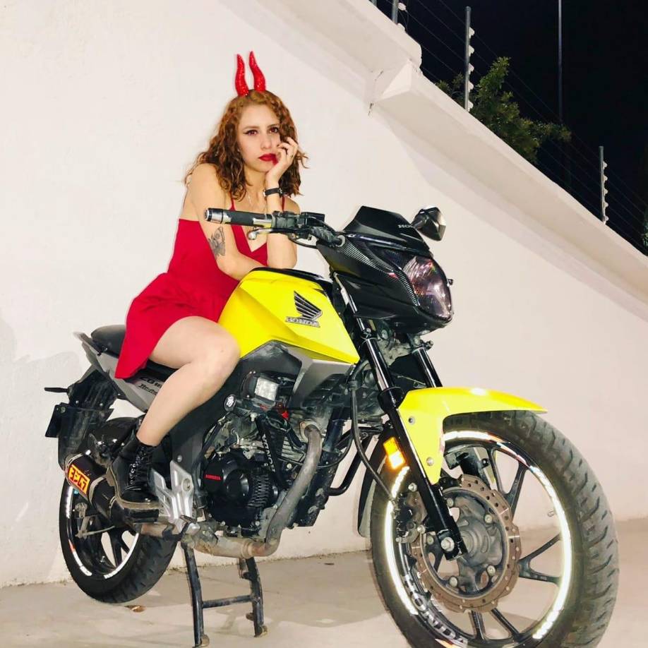 De acuerdo con testigos, el accidente ocurrió en la mañana, cuando una motocicleta Yamaha R6, conducida por dos hermanos, Jonathan y Giovanni, de 15 años, se estrelló contra el costado de un vehículo Chrysler 300 gris que circulaba hacia Vergel de la Sierra